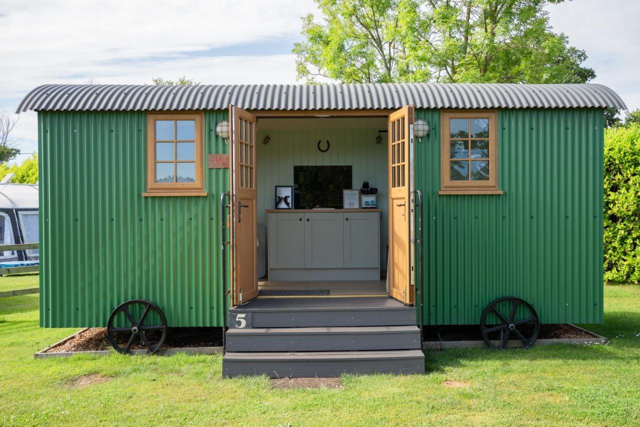 Campeggio Glamping At South Lytchett Manor Poole